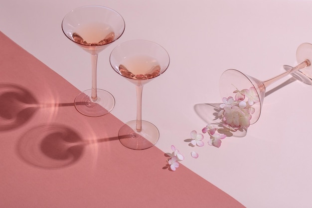 Close-up van een wijnglas op tafel tegen een witte achtergrond