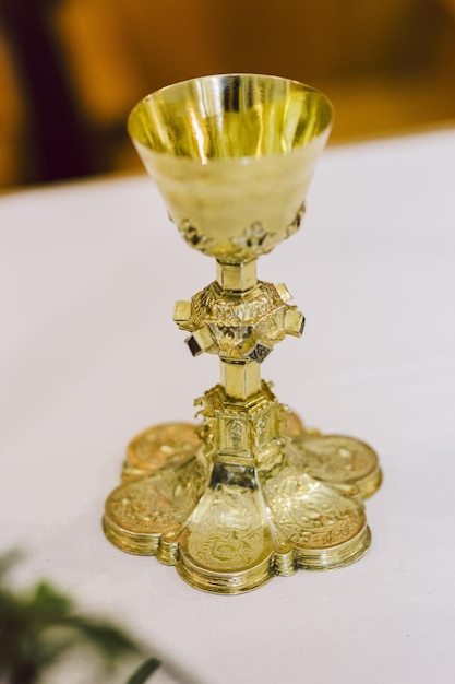 Foto close-up van een wijnglas op tafel