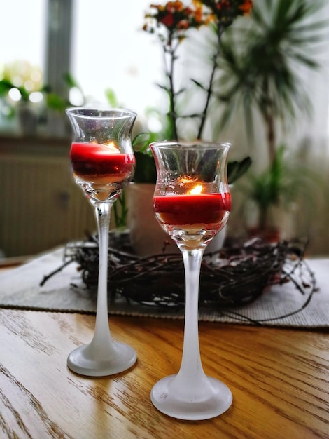 Foto close-up van een wijnglas op tafel