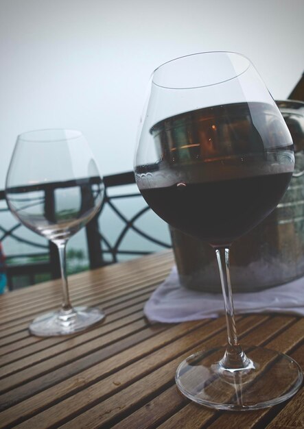 Close-up van een wijnglas op tafel