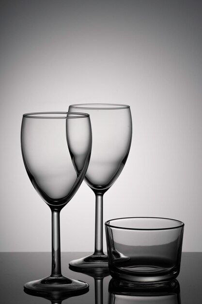 Foto close-up van een wijnglas tegen een witte achtergrond
