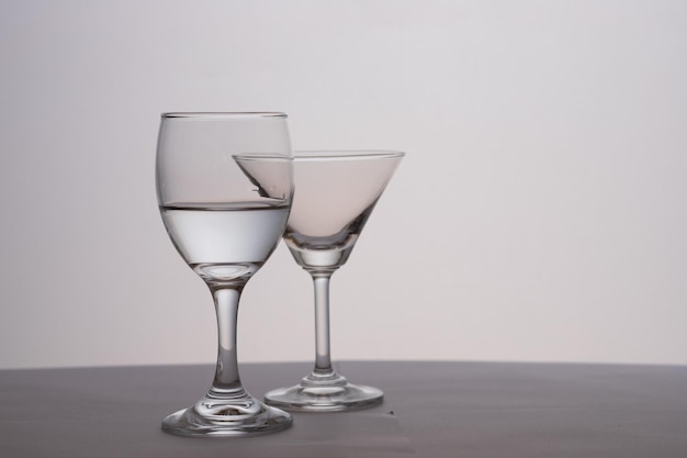 Close-up van een wijnglas tegen een witte achtergrond