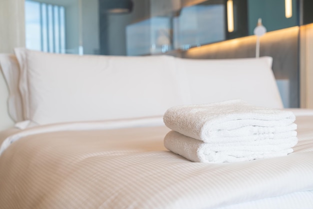 Close-up van een witte deken op bed thuis