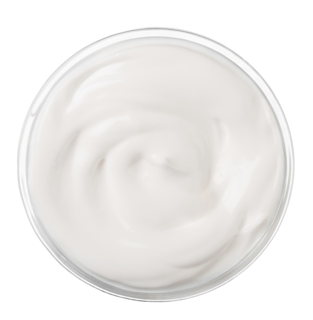 close-up van een witte schoonheidscrème of yoghurt op een witte achtergrond met uitknippad
