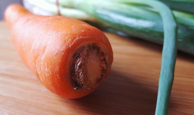 Foto close-up van een wortel op tafel