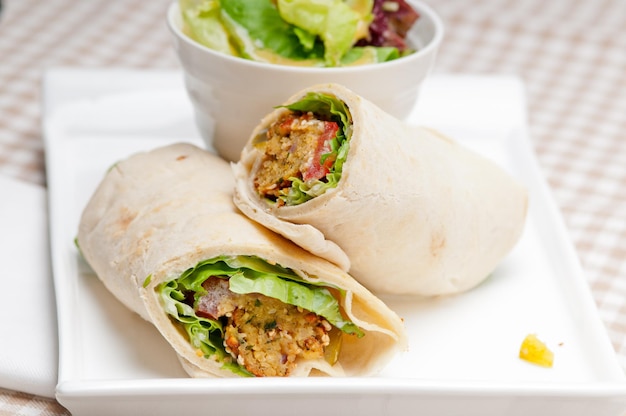 Close-up van een wrap sandwich geserveerd in een bord