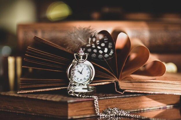 Foto close-up van een zakhorloge per boek