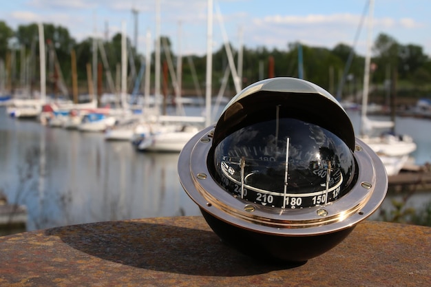 Foto close-up van een zeilboot in het meer tegen de lucht