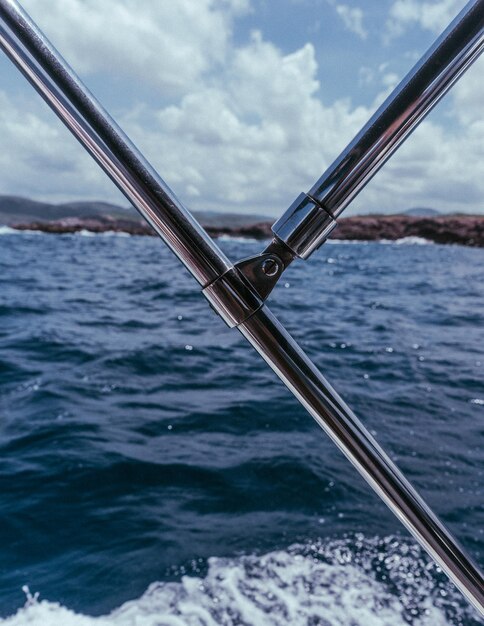 Foto close-up van een zeilboot op zee tegen de lucht