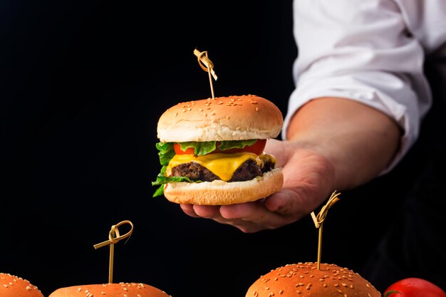 Close up van een zelfgemaakte heerlijke rundvlees hamburger op een houten tafel.