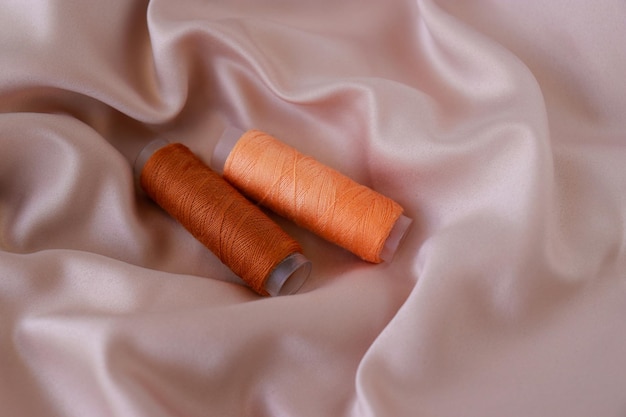 close-up van een zijde met oranje naaispiraaldraad