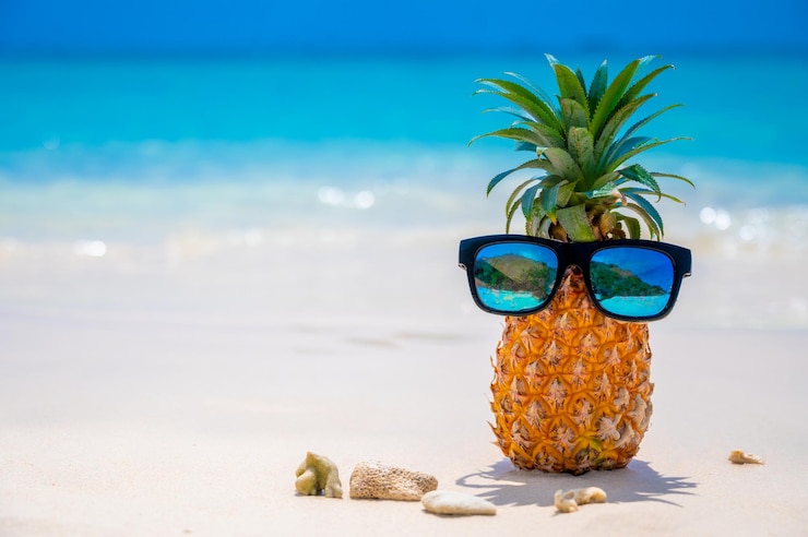 Foto close-up van een zonnebril op het strand