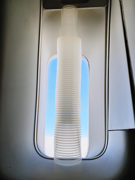 Foto close-up van een zuurstofmasker in een vliegtuig