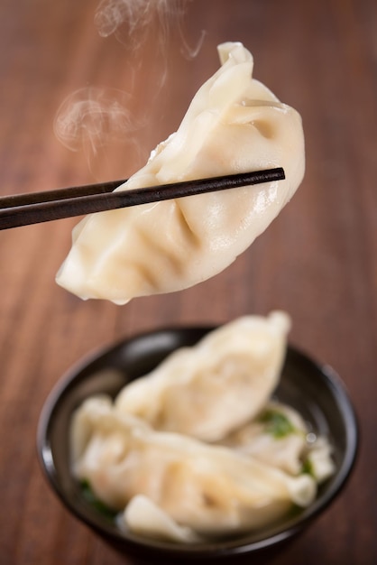 Foto close-up van eetstokjes met dumpling.