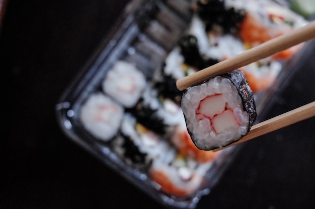 Foto close-up van eetstokjes met sushi