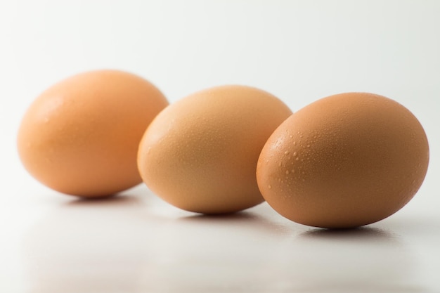 Close-up van eieren tegen een witte achtergrond