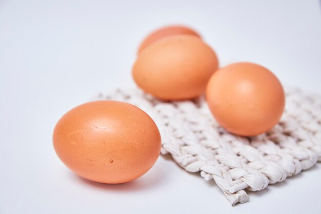 Foto close-up van eieren tegen een witte achtergrond