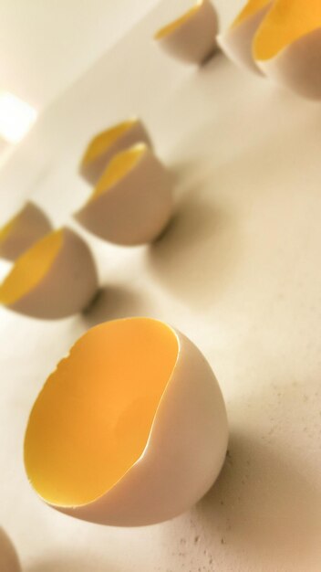 Foto close-up van eierschalen op tafel