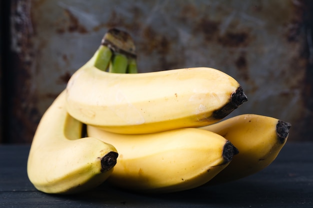 Close up van enkele bananen op rustieke tafel