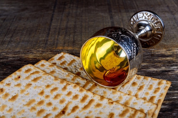 Foto close-up van eten en drinken op een houten tafel