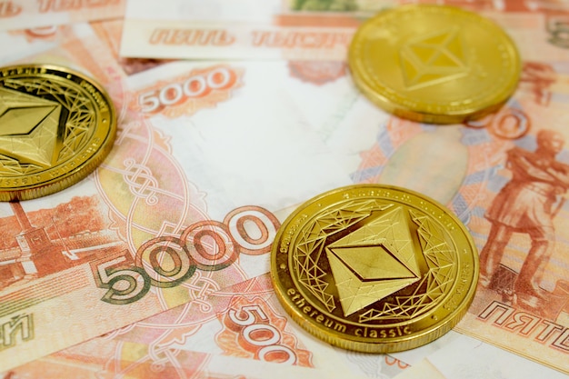 Close-up van Ethereum-munten op het bankbiljet van 5000 Russische roebel. Cryptovaluta ETC.