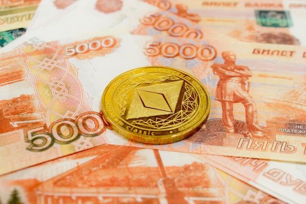 Close-up van etherische munten op Russische roebels bankbiljet cryptovaluta enz