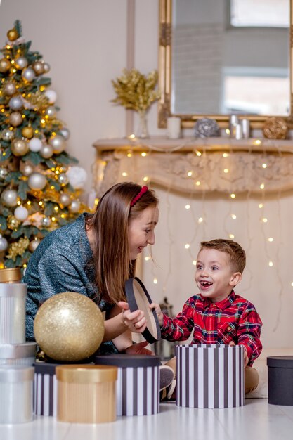 Close-up van familie geschenken openen in de kersttijd