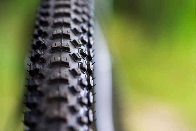 Close-up van fiets modder band. Achterwiel van mountainbike