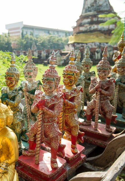 Foto close-up van figuren te koop op de straatmarkt