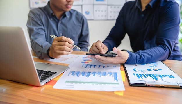 Close-up van financieel adviseur die wijst op de plaats van ondertekening van een contract