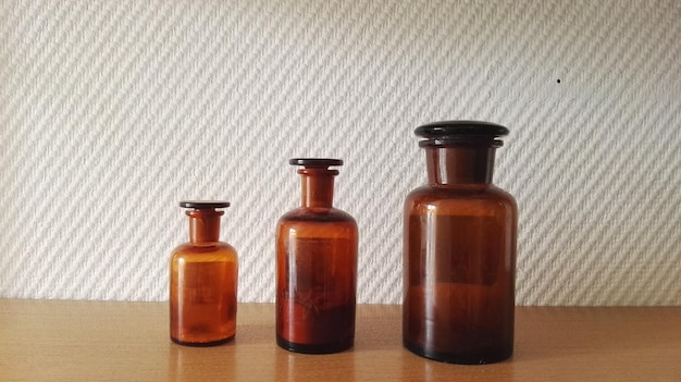 Foto close-up van flessen op een houten tafel
