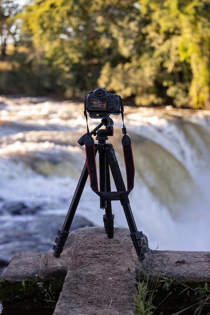 close-up van fotocamera op statief om een waterval selectieve focus te fotograferen