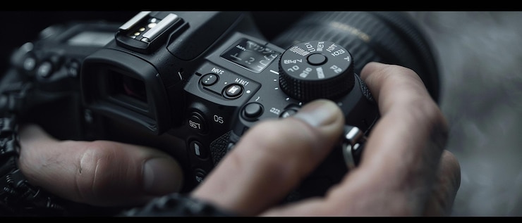 Foto close-up van fotograaf die camera-instellingen aanpast