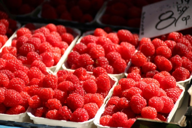 Foto close-up van frambozen op de markt