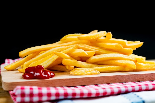 Close-up van frietjes op de snijplank
