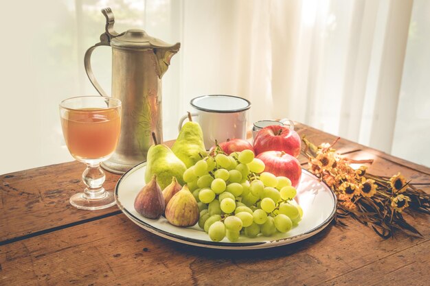 Foto close-up van fruit en drank op tafel thuis