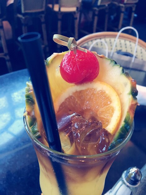 Foto close-up van fruit in drank op tafel