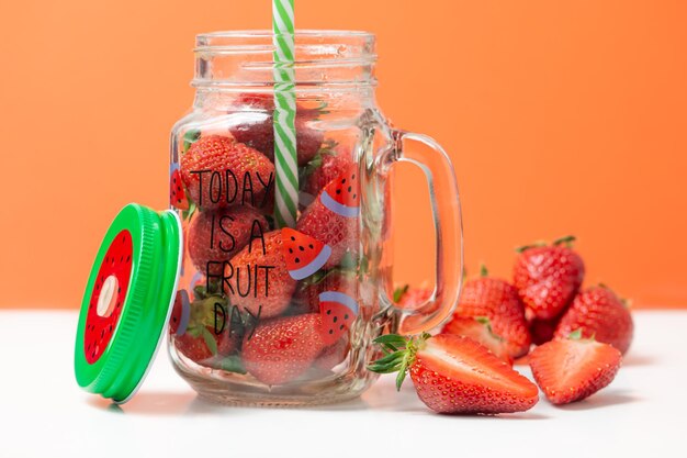 Close-up van fruit in een glazen pot op tafel
