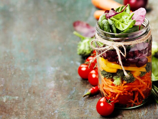 Foto close-up van fruit in een glazen pot op tafel