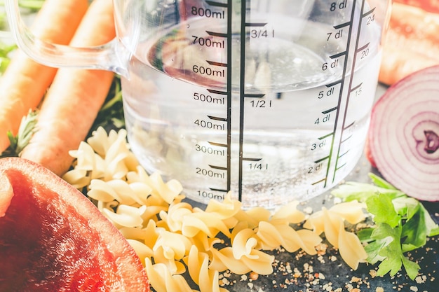 Close-up van fruit in een glazen pot