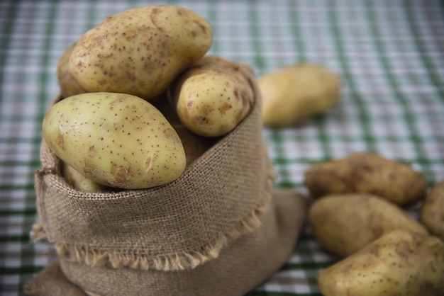 Close-up van fruit in een mand op tafel