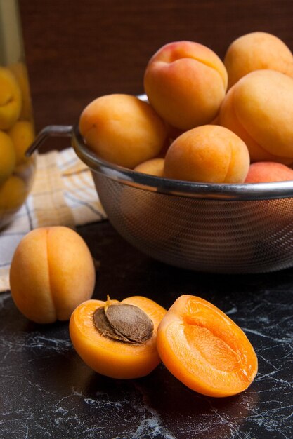 Foto close-up van fruit in een schaal op tafel