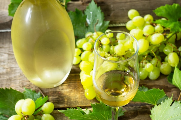 Foto close-up van fruit in glas op tafel