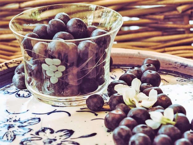 Close-up van fruit in glas op tafel