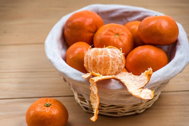 Foto close-up van fruit in mand op tafel