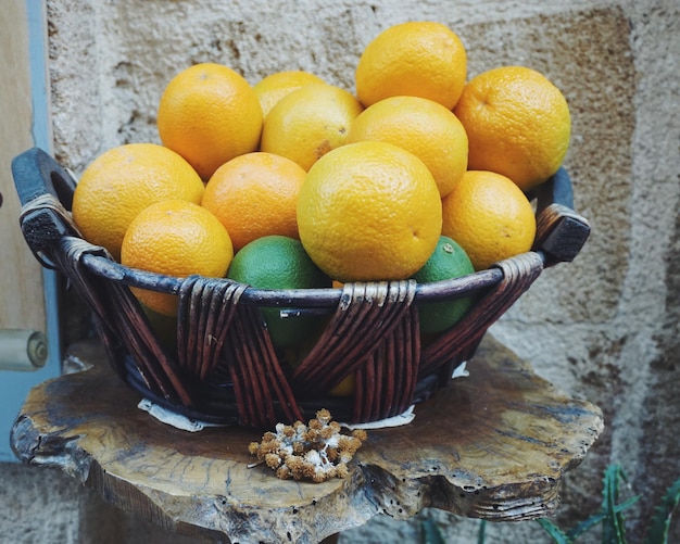 Foto close-up van fruit in mand op tafel