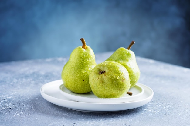 Close-up van fruit in plaat op tafel