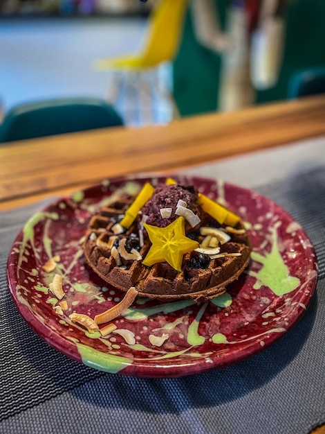 Foto close-up van fruit op een bord op tafel