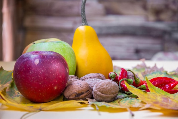 Close-up van fruit op een bord op tafel