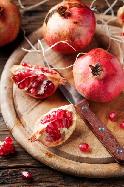 Foto close-up van fruit op een bord op tafel